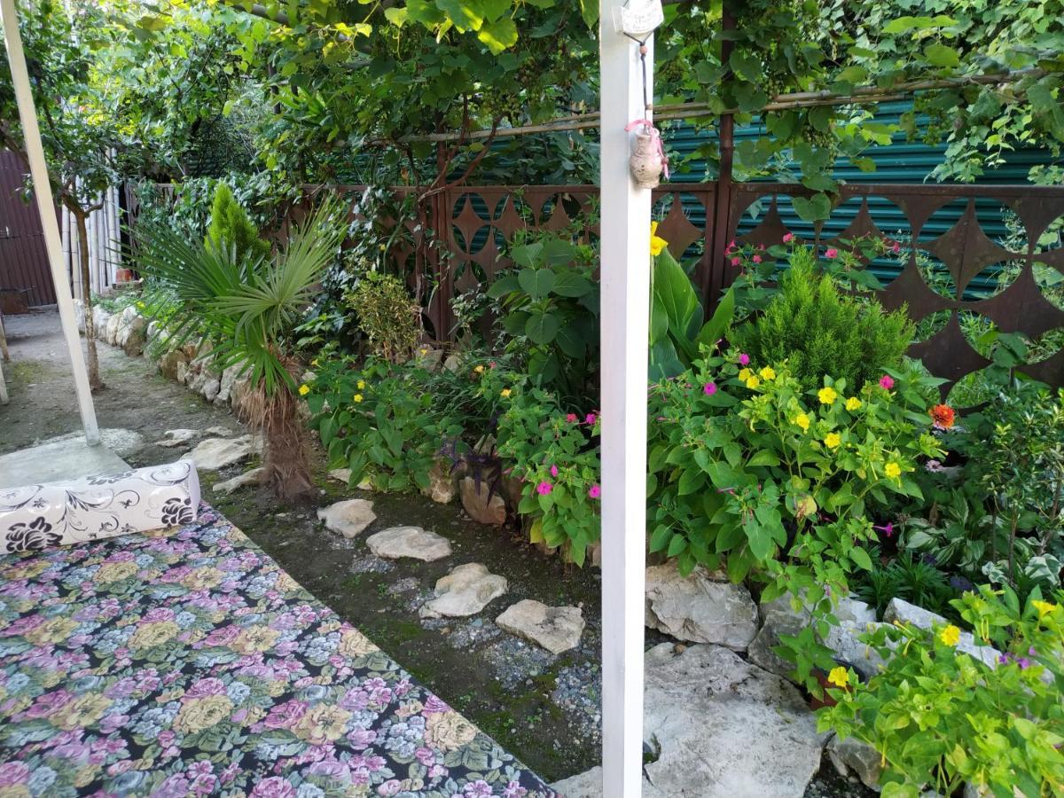 Guest House On Shakirbay 11 Sukhumi Bagian luar foto