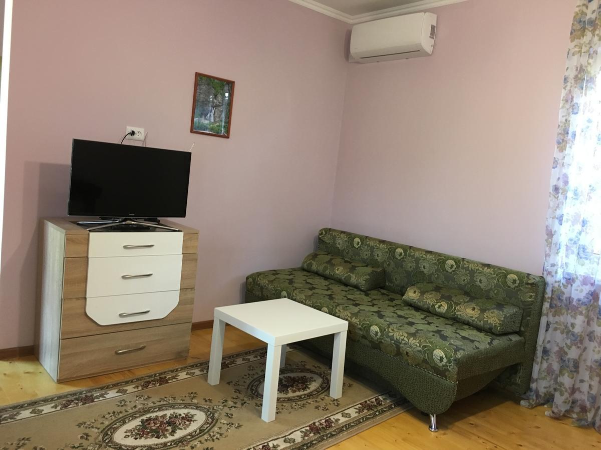 Guest House On Shakirbay 11 Sukhumi Bagian luar foto