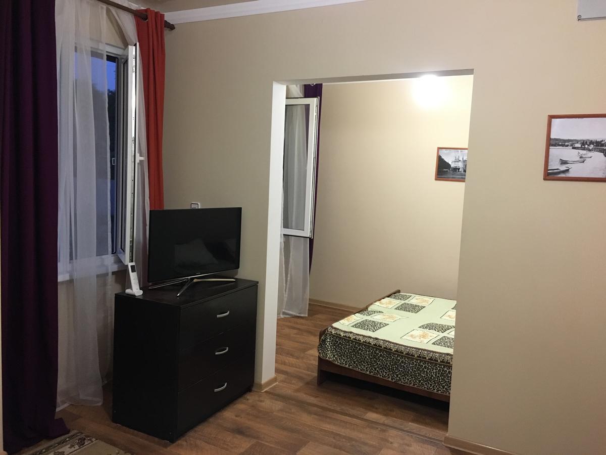 Guest House On Shakirbay 11 Sukhumi Bagian luar foto